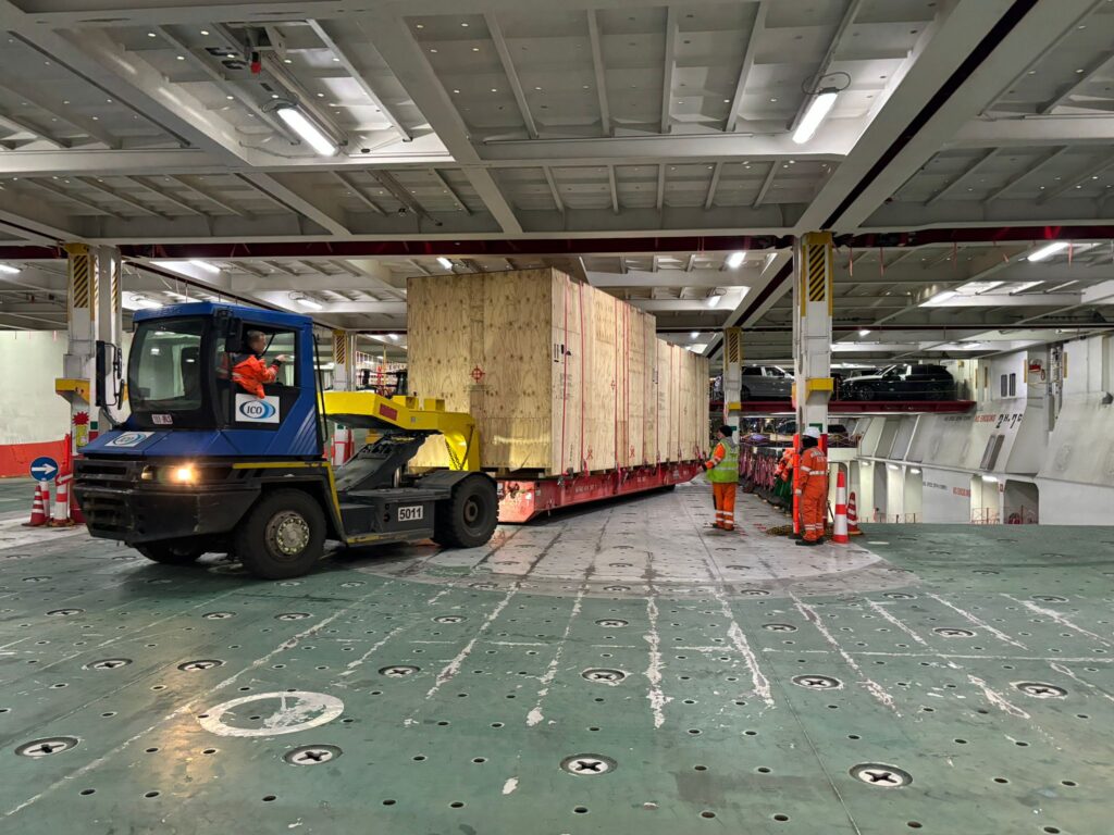 RoRo-Spezialtransport erfolgreich durchgeführt – 21 Projektkisten für Übersee verladen